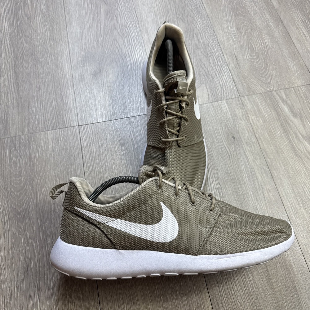 Nike Air Roshe Run Size 11.5 Beige Khaki Tan Color Knit Upper Running Sneakers
